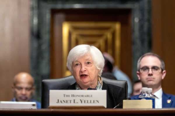 Yellen Says Government Ready to Help More Depositors 